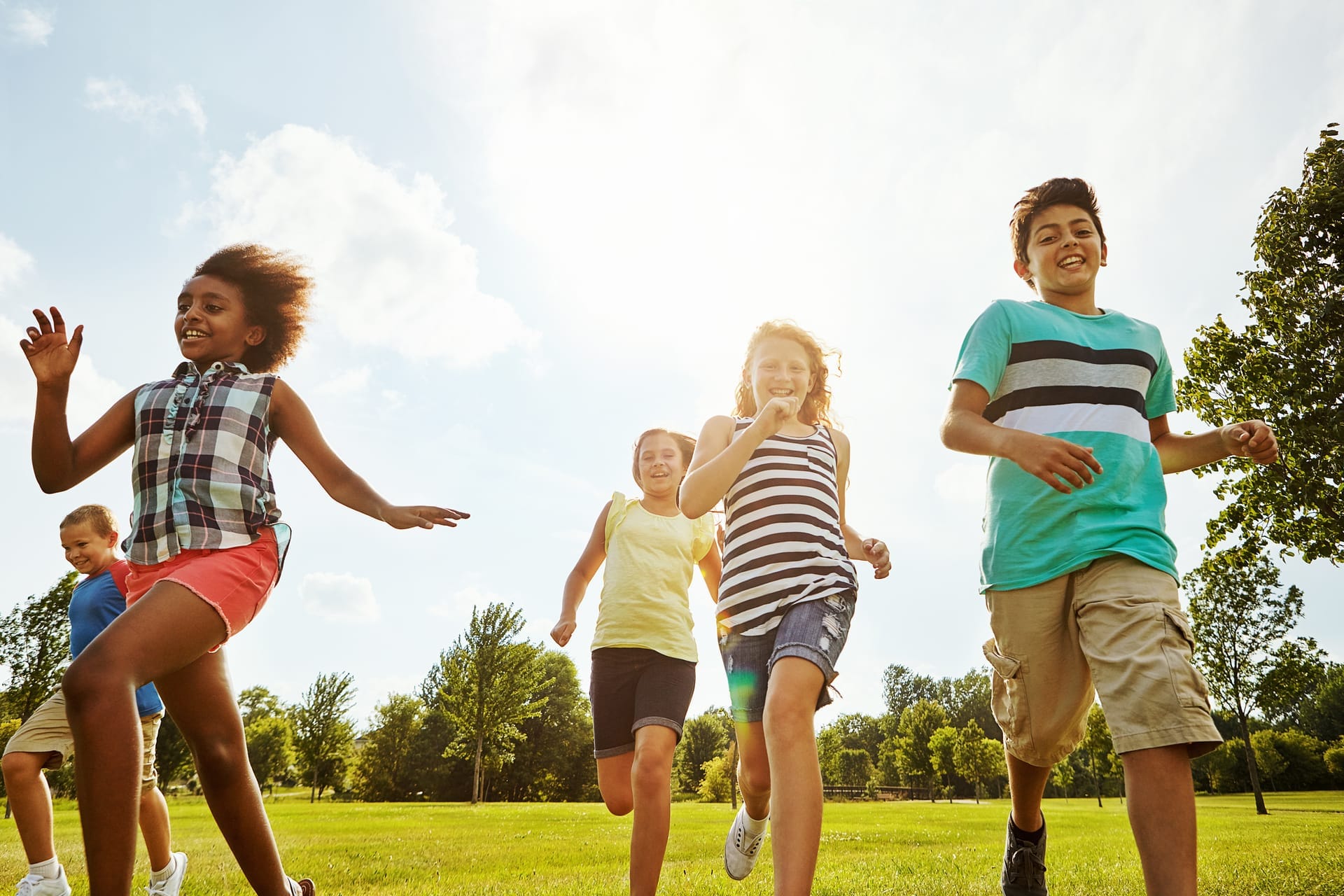 children running on green grass in sunny field 2026 01 09 09 59 18 utc (1)