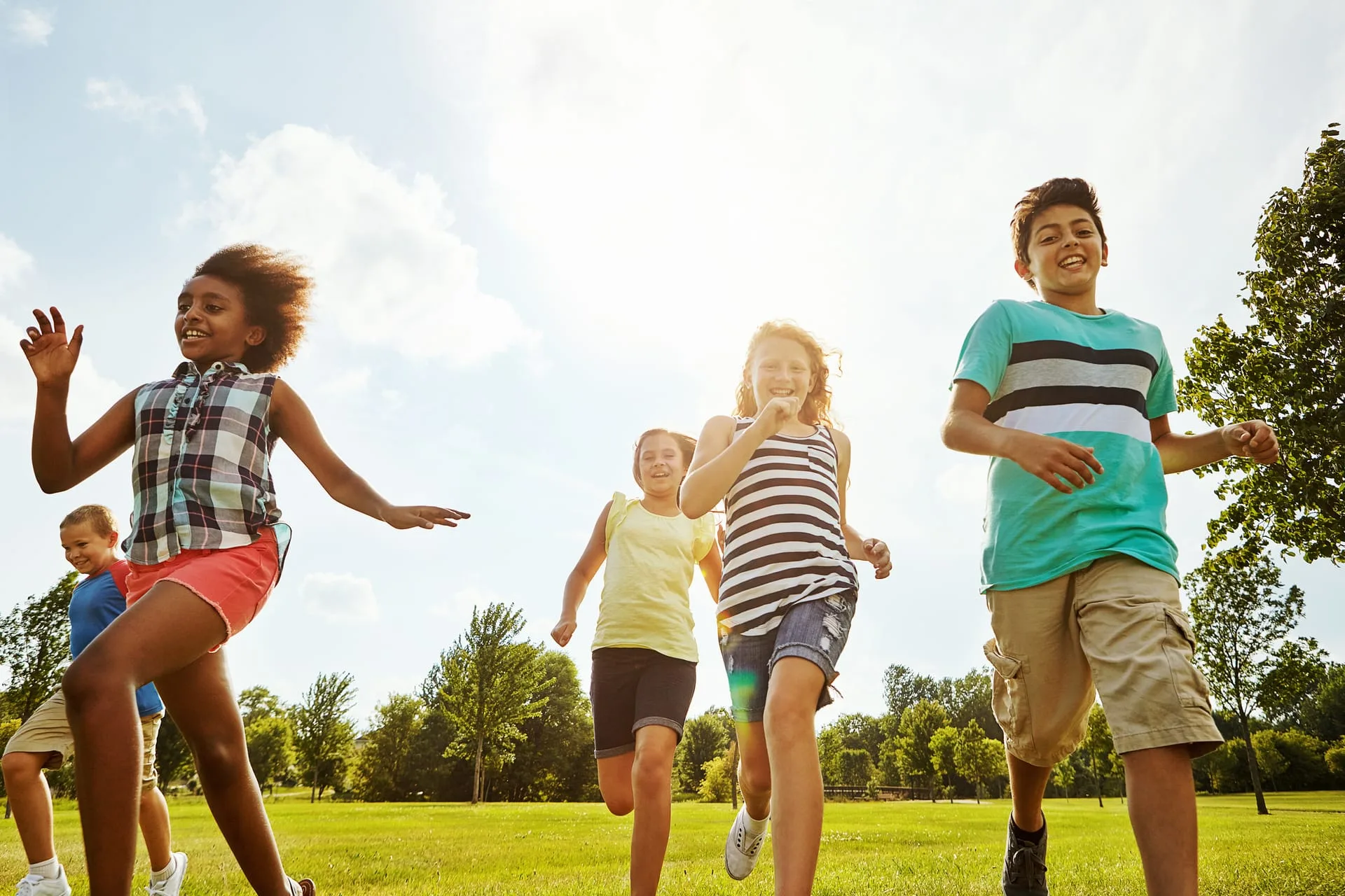 children running on green grass in sunny field 2026 01 09 09 59 18 utc (1)